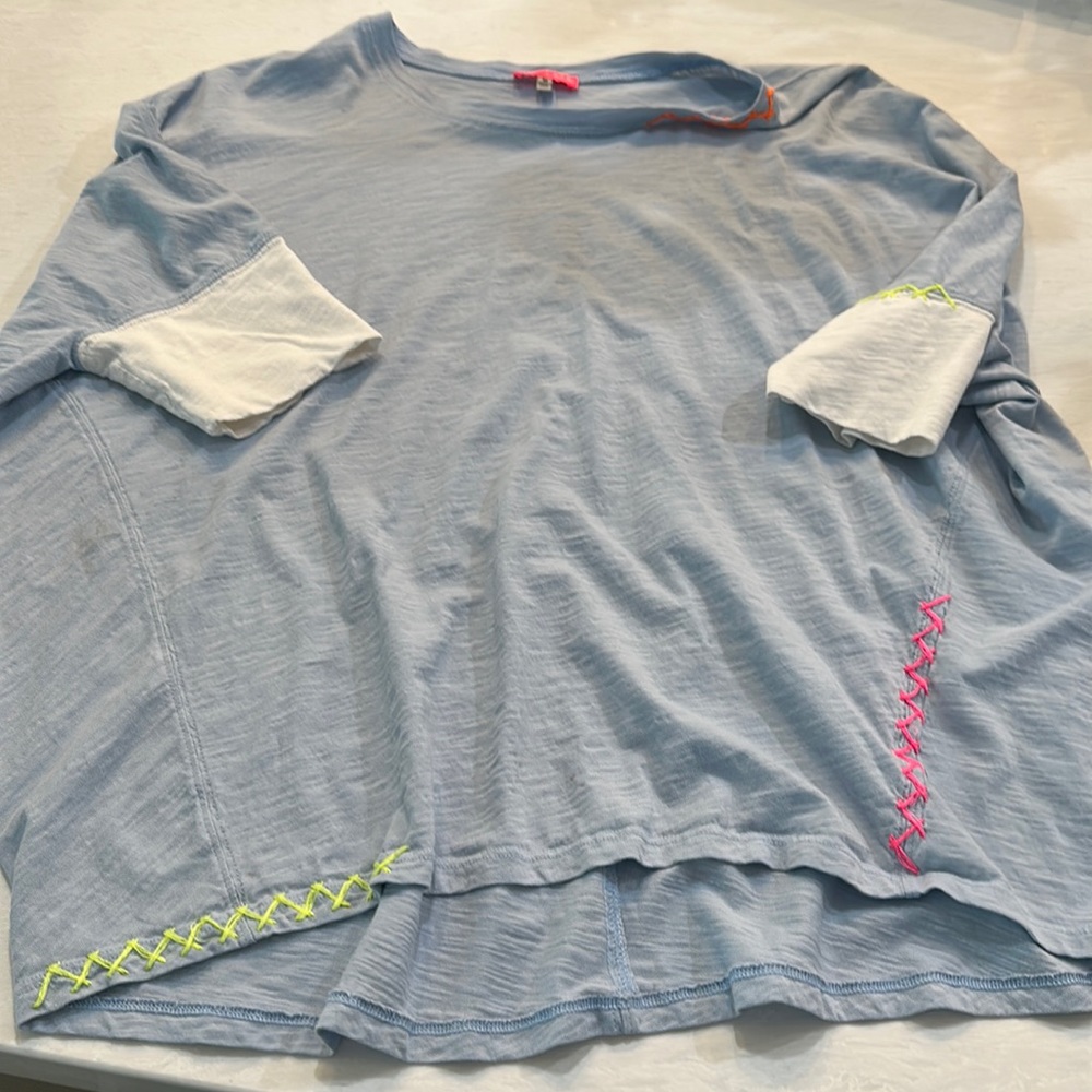 Top ligne size medium dolman sleeve decorated tee